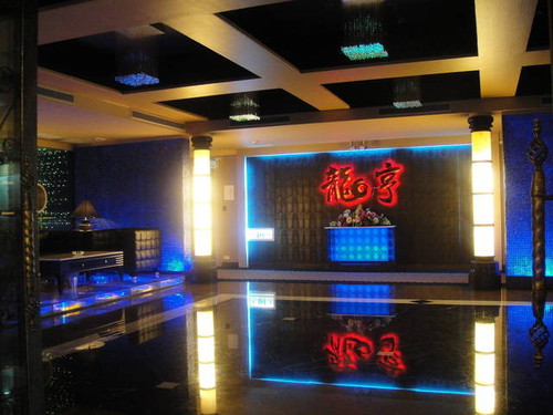 龍亨酒店位於台北市環亞商圈，南京東路、敦化北路口